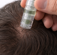 Delikatnie przykładaj urządzenie do skóry głowy z 50% zakładką. Powtórz 2-3 razy.